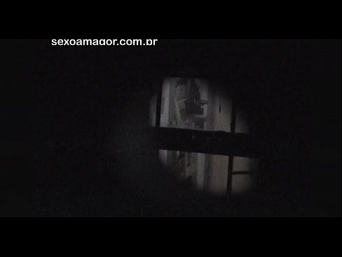 ❤️ Бландзінка таемна здымаецца на відэа з суседскага вуаерыста, схаванага за пустымі цэгламі ️ Супер сэкс у нас ❤