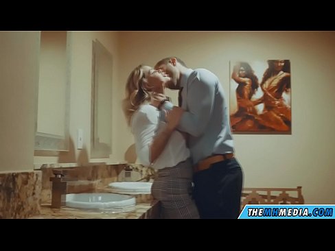 ❤️ Калі грудастая бландынка спакушае цябе ў грамадскім туалете ️ Супер сэкс у нас ❤